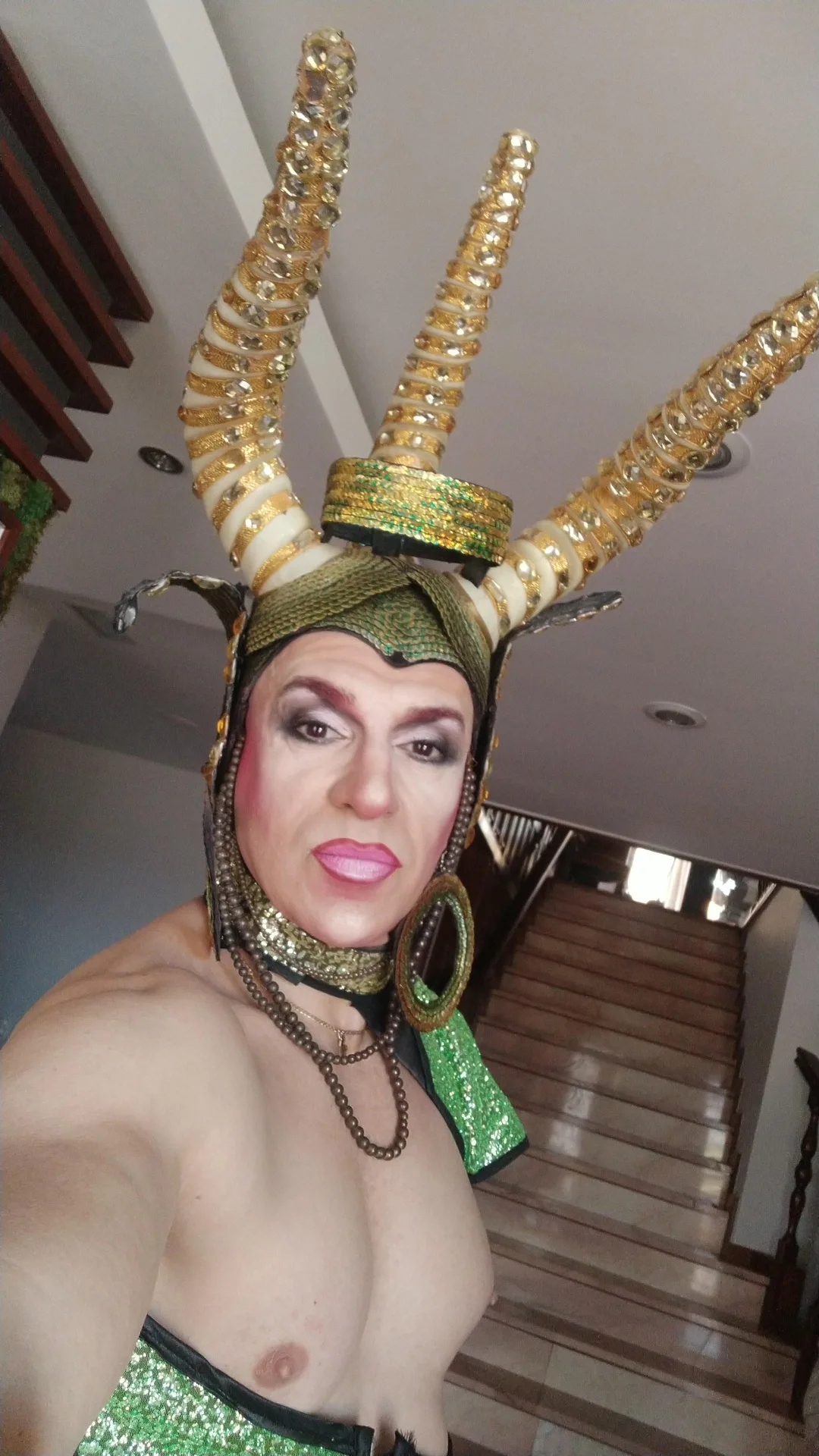 Marcos Drag en traje con cuernos